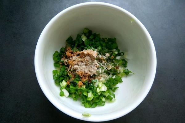 饺子皮葱油饼的做法图解6