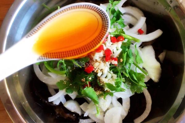 洋葱拌木耳的做法图解13