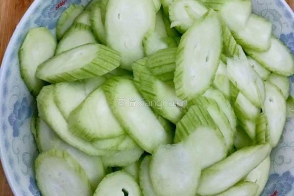 丝瓜炒干虾仁的做法图解2