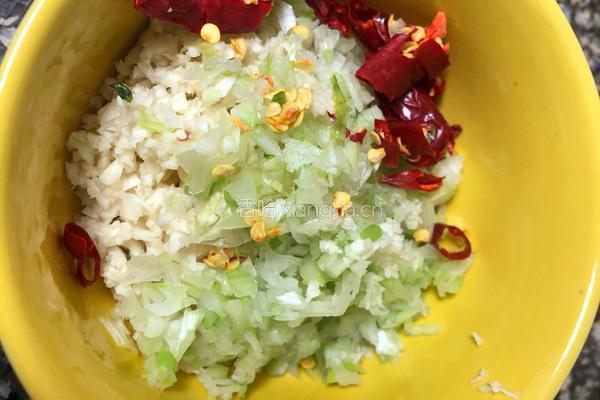 豆豉鲮鱼油麦菜的做法图解2
