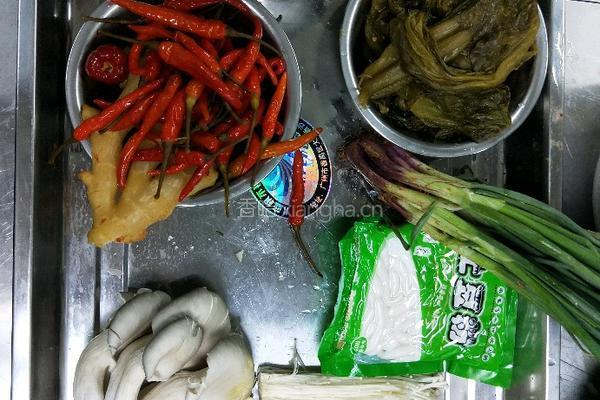 重庆酸菜鱼的做法图解1