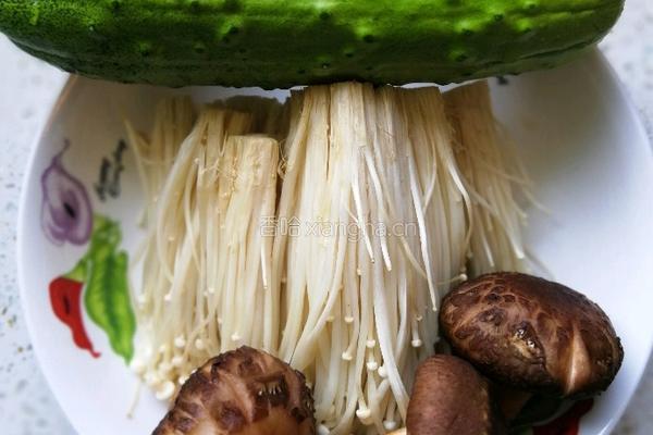 黄瓜金针菇汤的做法图解1