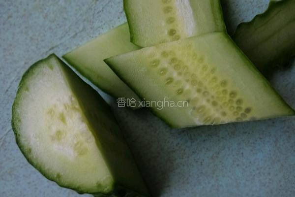 黄瓜金针菇汤的做法图解3