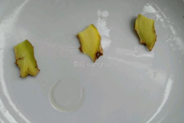 酸菜蒸鲈鱼的做法图解4