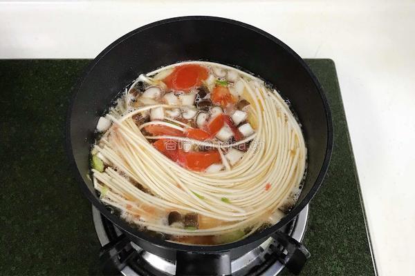 番茄蘑菇汤面的做法图解6