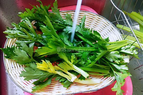 芹菜生饮的做法图解1
