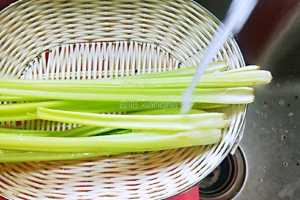 芹菜炒广肠的做法图解2