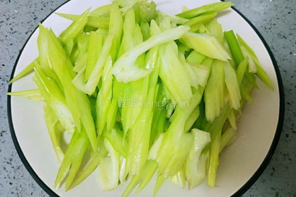 芹菜炒广肠的做法图解5