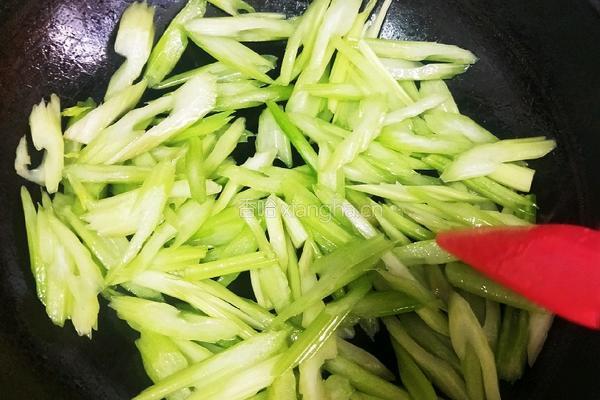 芹菜炒广肠的做法图解9