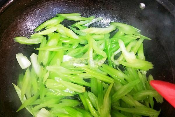 芹菜炒广肠的做法图解12
