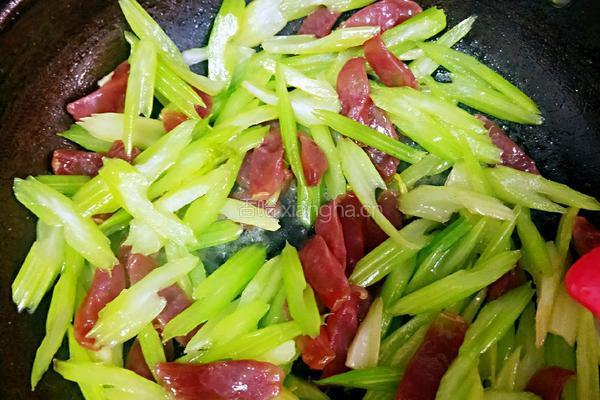 芹菜炒广肠的做法图解14
