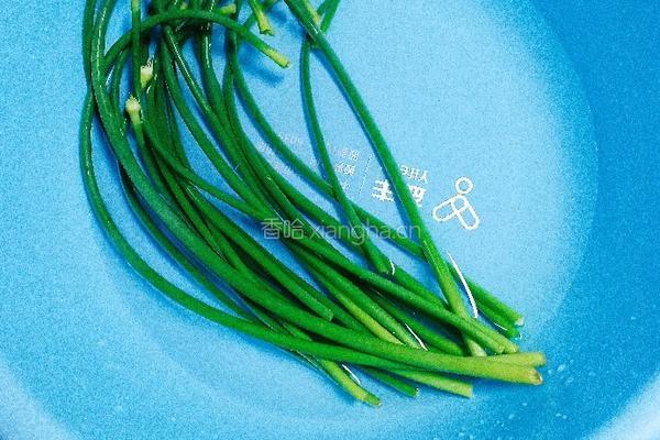 凉拌蒜苔手撕的做法图解1