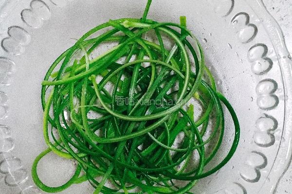 凉拌蒜苔手撕的做法图解4