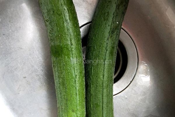 毛豆炒丝瓜的做法图解1