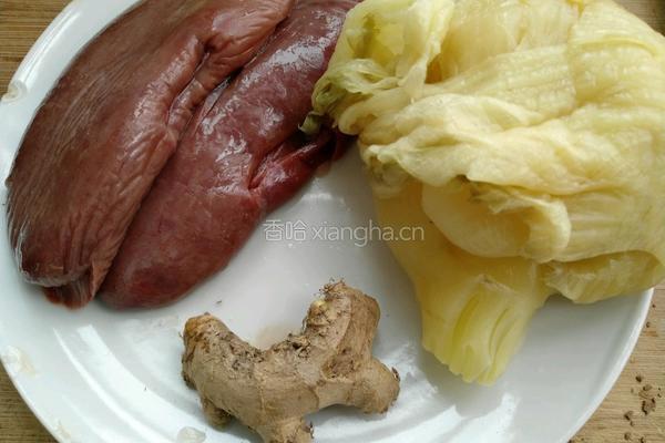 酸菜炒腰花的做法图解1