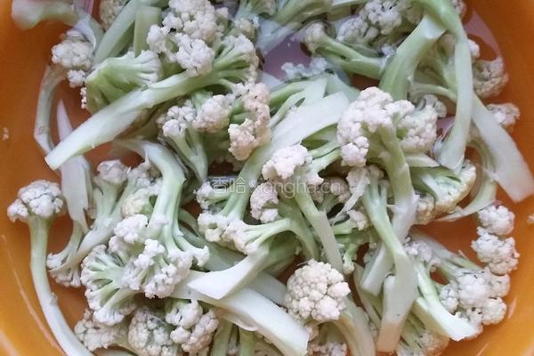 有机菜花炒肉的做法图解2