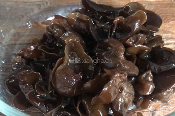 木耳拌黄瓜的做法图解1