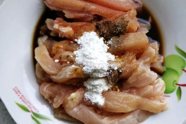 青椒炒鸡胸肉和贝贝南瓜的做法图解3