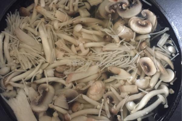 玉米鲜菌汤的做法图解1