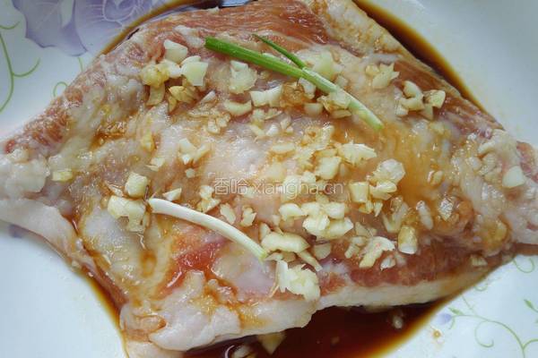 猪颈肉炒四季豆的做法图解1