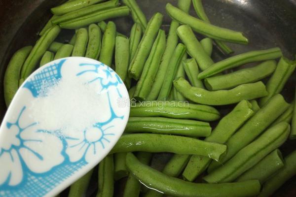 猪颈肉炒四季豆的做法图解3
