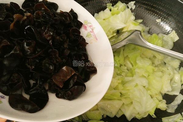 卷心菜炒木耳的做法图解7
