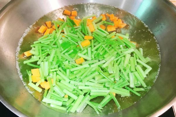 芹菜拌花仁的做法图解11