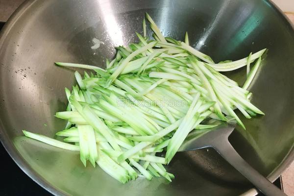 炝西葫芦丝的做法图解7
