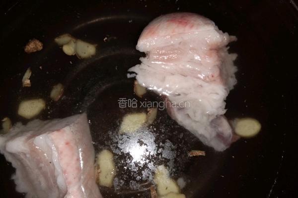 家常五花肉炒辣椒的做法图解1