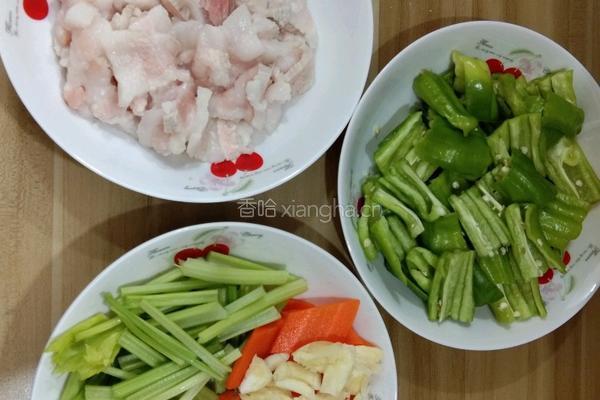 家常五花肉炒辣椒的做法图解4