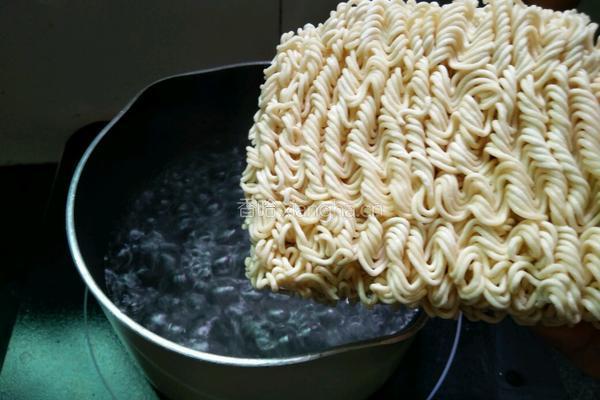 火腿肠香辣炒面的做法图解3