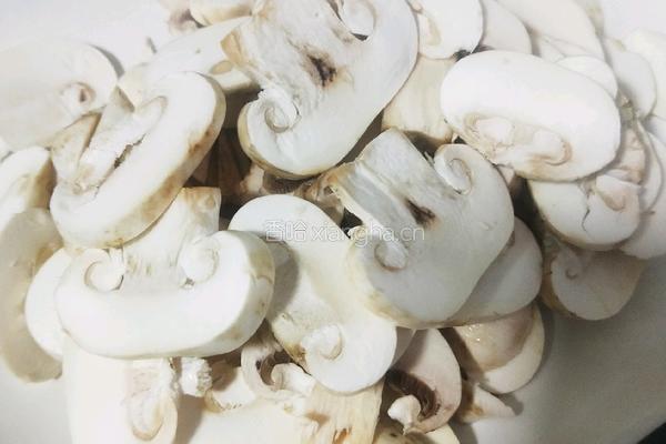 口蘑炒青菜的做法图解2
