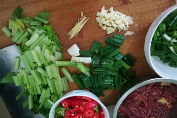 牛肉炒芹菜的做法图解1