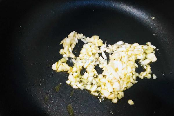 蒜蓉粉丝蒸大虾的做法图解2