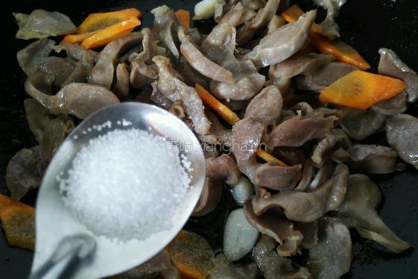 青椒胡萝卜炒鸡胗的做法图解5