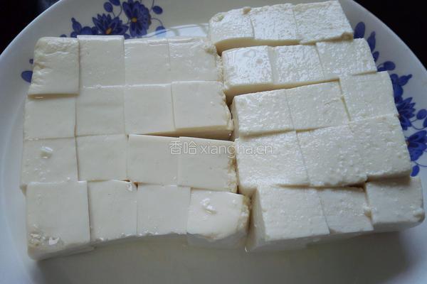 皮蛋拌豆腐的做法图解1