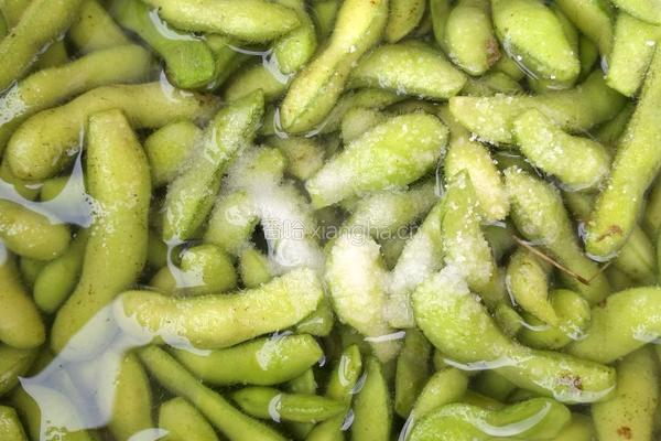 盐水毛豆的做法图解2