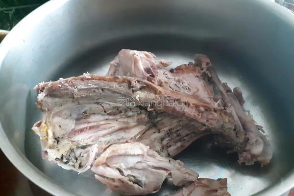 鸭架白菜豆腐汤的做法图解1