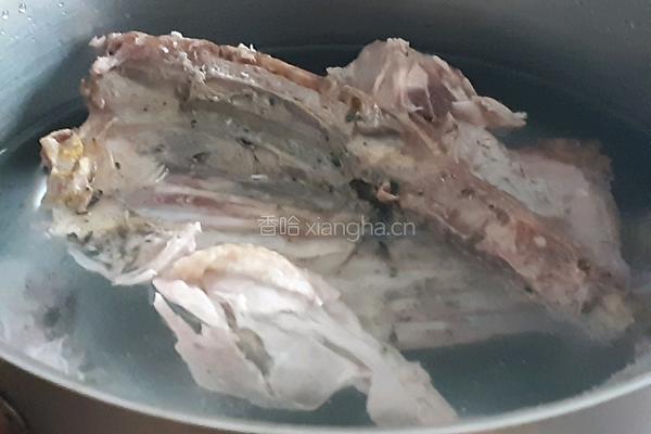 鸭架白菜豆腐汤的做法图解2
