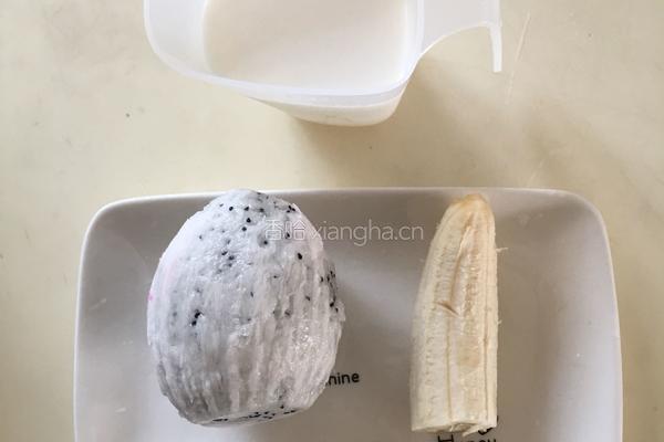 火龙果香蕉牛奶昔的做法图解1
