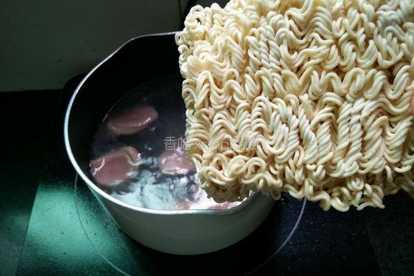 火腿肠鸡蛋青菜面的做法图解6