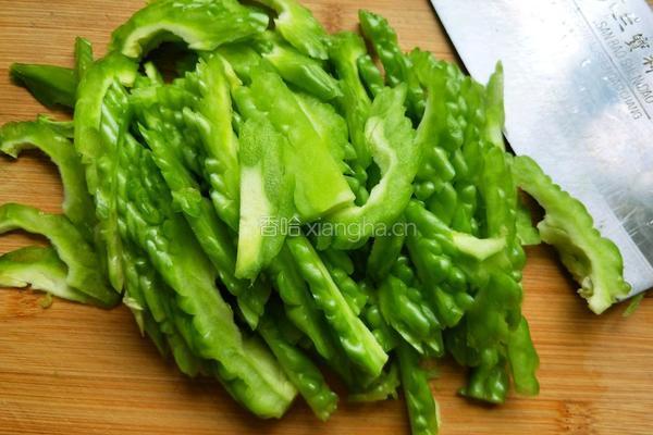 苦瓜炒鸡蛋（内附苦瓜不苦的小秘诀）的做法图解3
