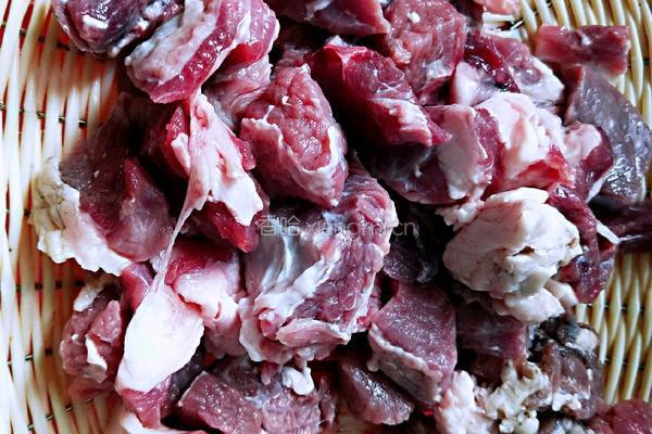 土豆烧牛腩的做法图解1
