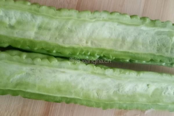 苦瓜炒鸡蛋的做法图解1