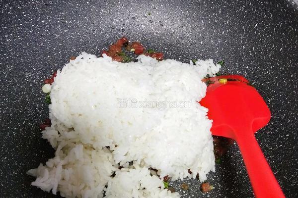 广式腊肠肠炒饭的做法图解7