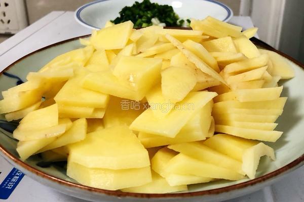 红烧土豆片的做法图解1