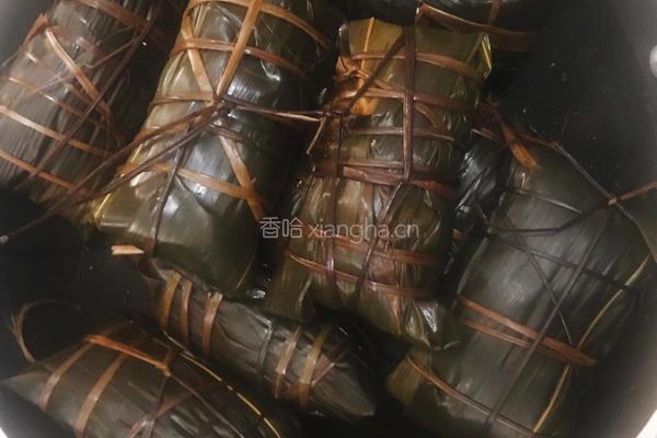 广式四角咸肉粽的做法图解17