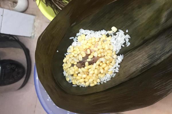 广式四角咸肉粽的做法图解12