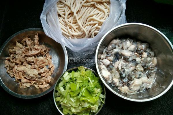芹菜海蛎肉片面的做法图解2