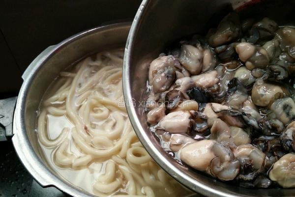 芹菜海蛎肉片面的做法图解7